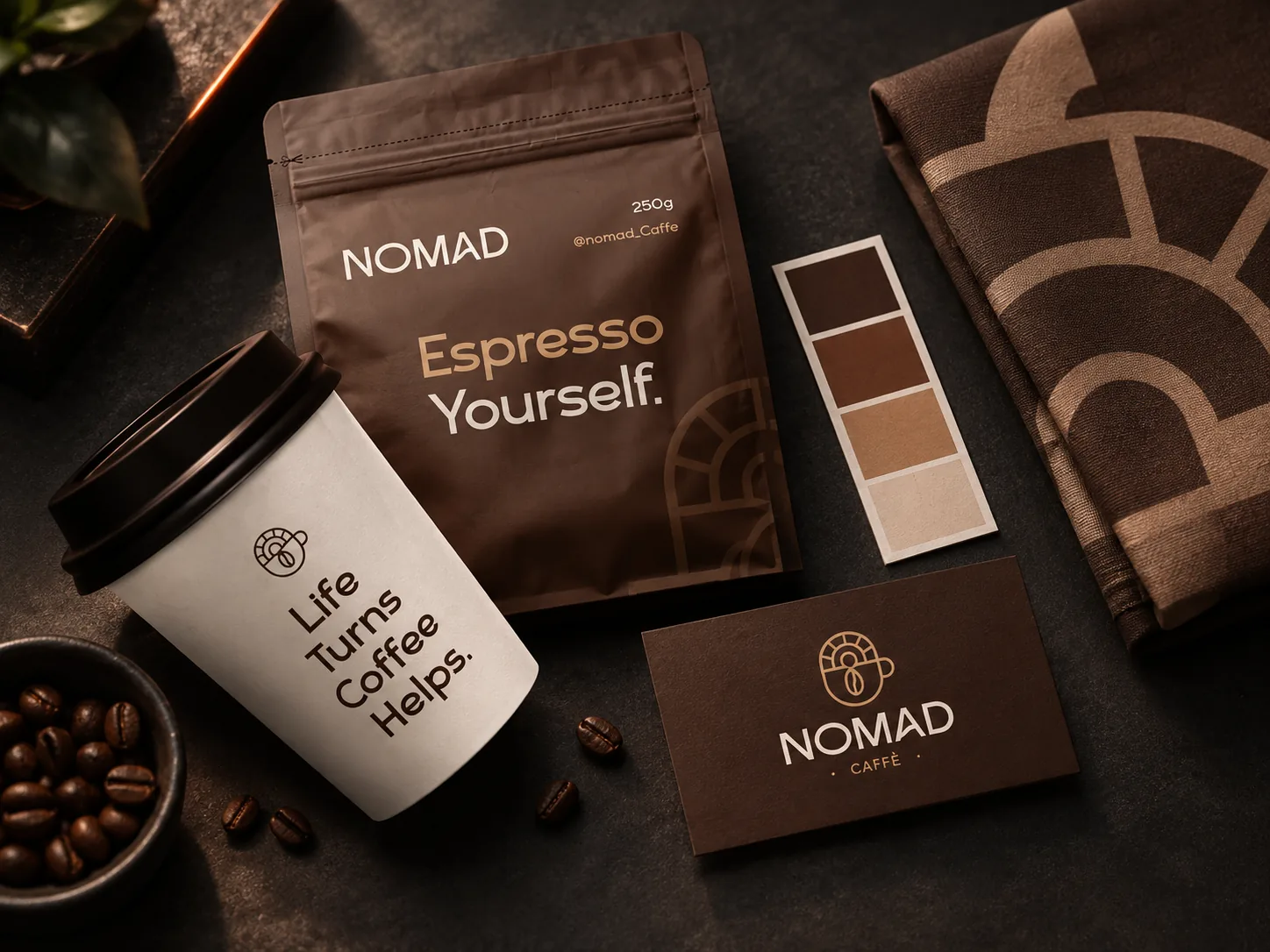 Identidad de Nomad Caffè aplicada a un vaso, una bolsa de café, una tarjeta y una paleta de color sobre una mesa oscura.