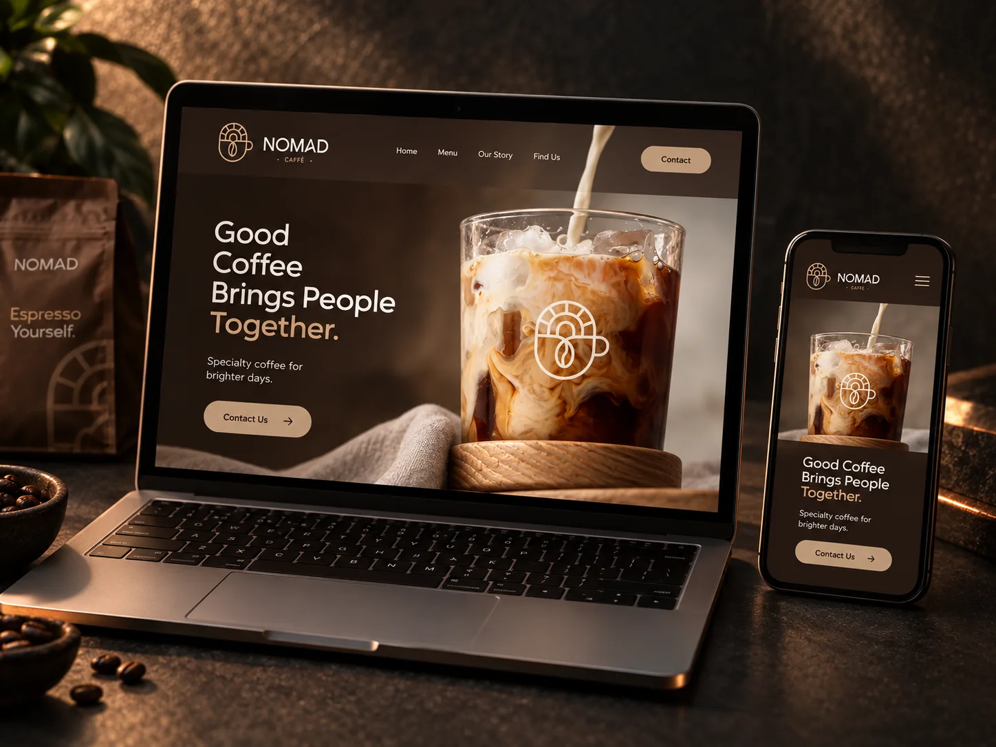El sitio de Nomad Caffè abierto en una computadora portátil y en un teléfono, con su botón de contacto a la vista.